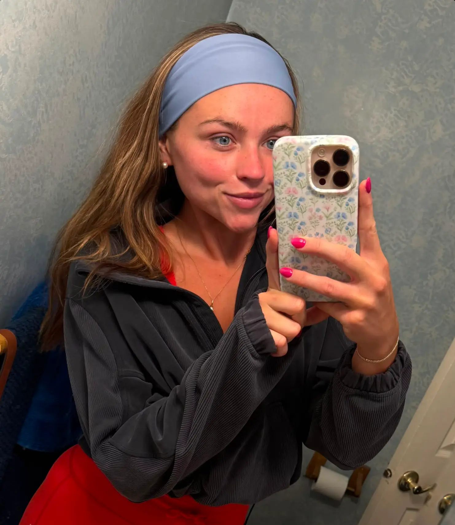 Customer wearing the Wonderband non-slip headband 4