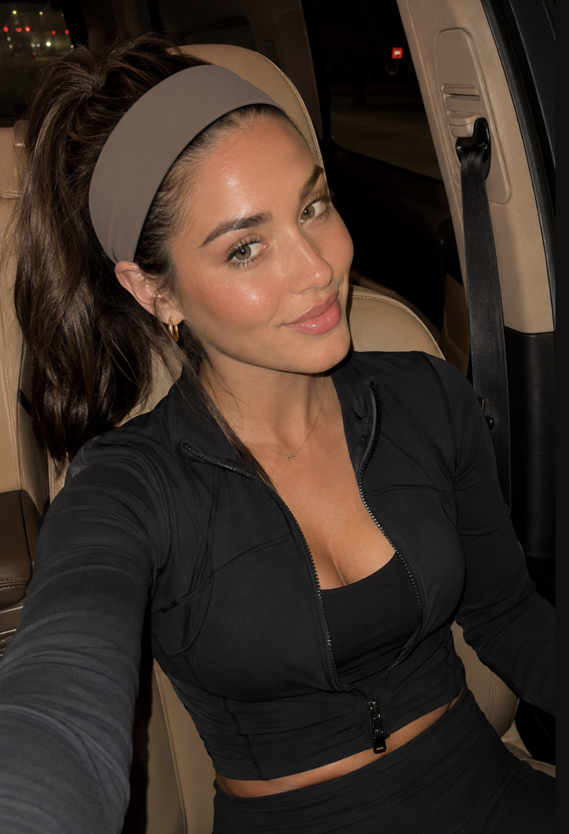 Customer wearing the Wonderband non-slip headband 12